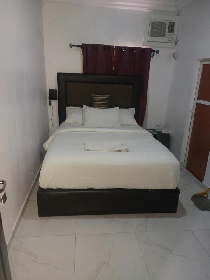 Rush Hotel & Apartments Lagos Extérieur photo